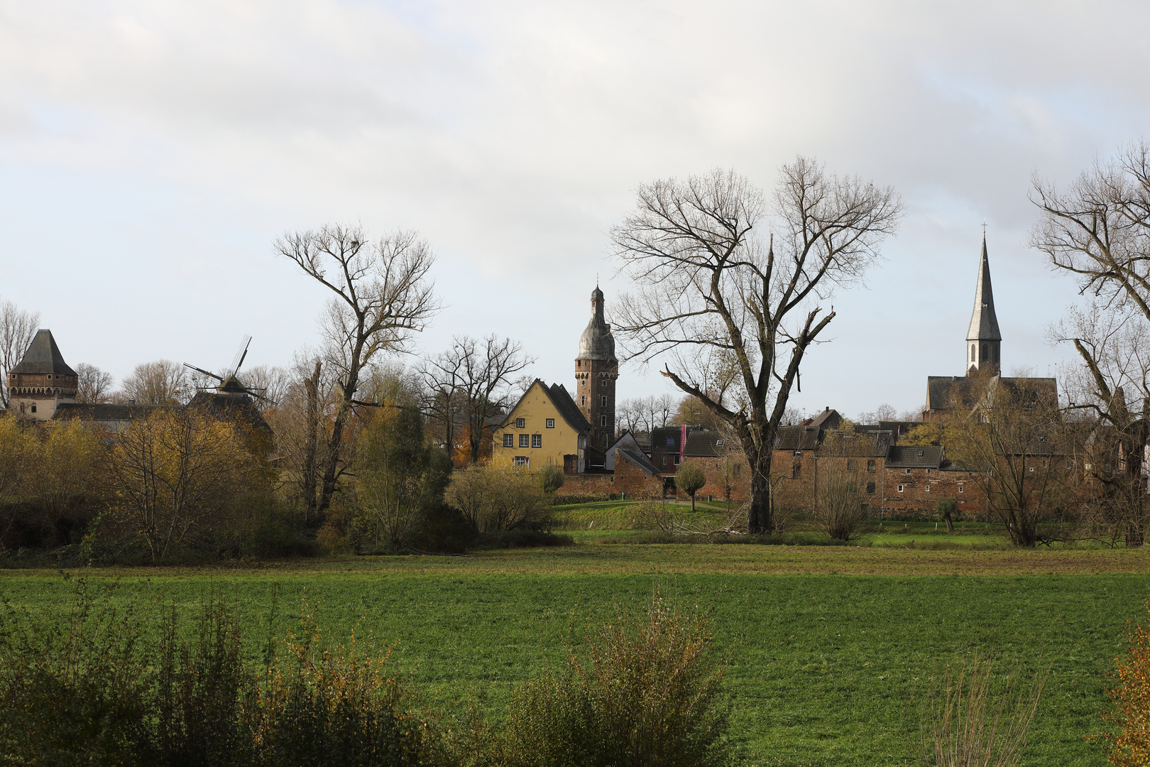 Ansicht von Zons im Herbst