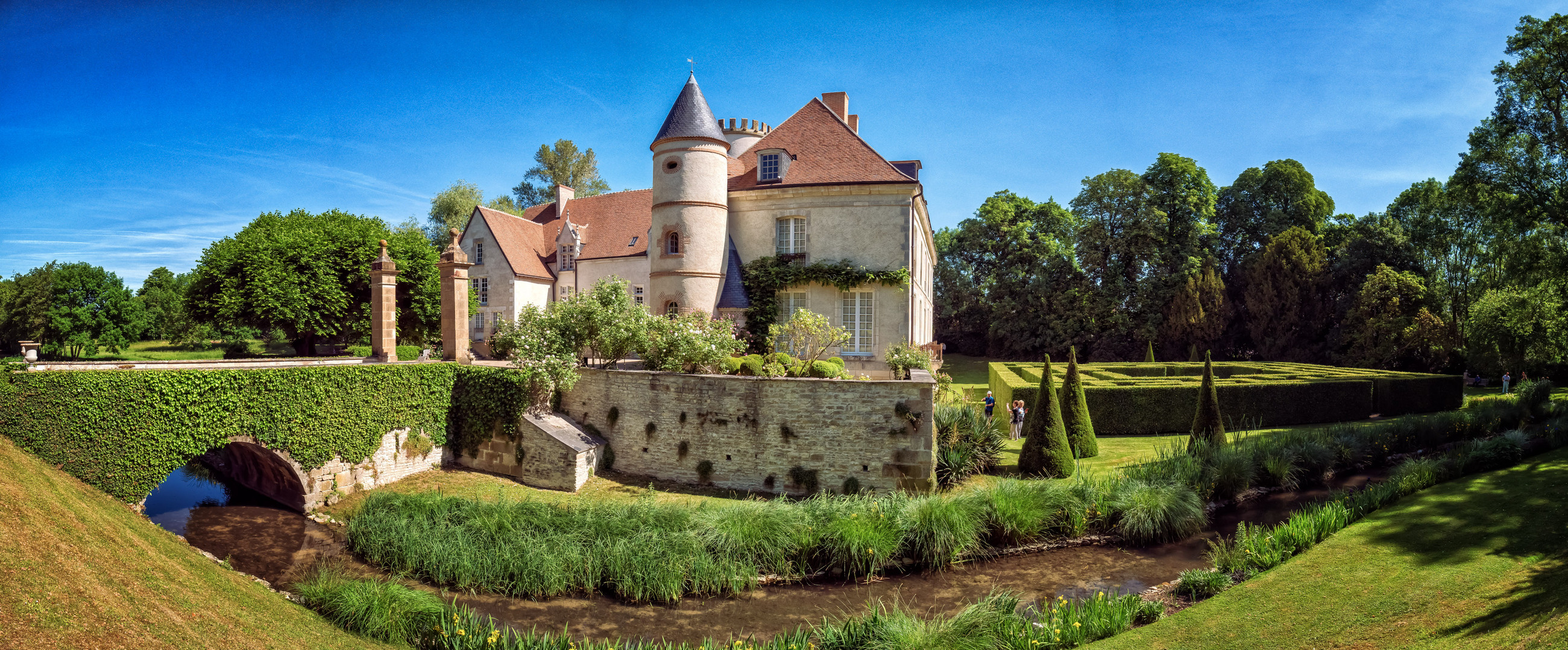 Ansichten des wunderbaren Chateaus "Pesselieres"