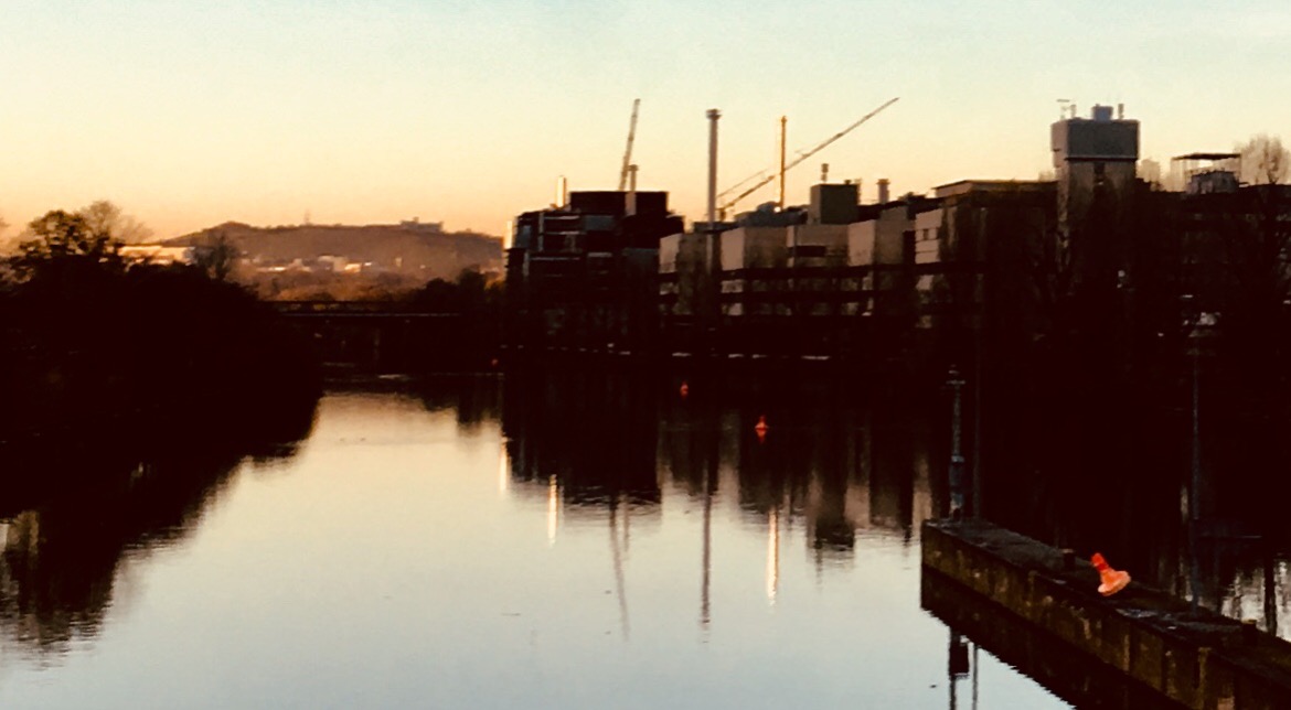 Ansichten entlang dem Neckar zur Dämmerung 