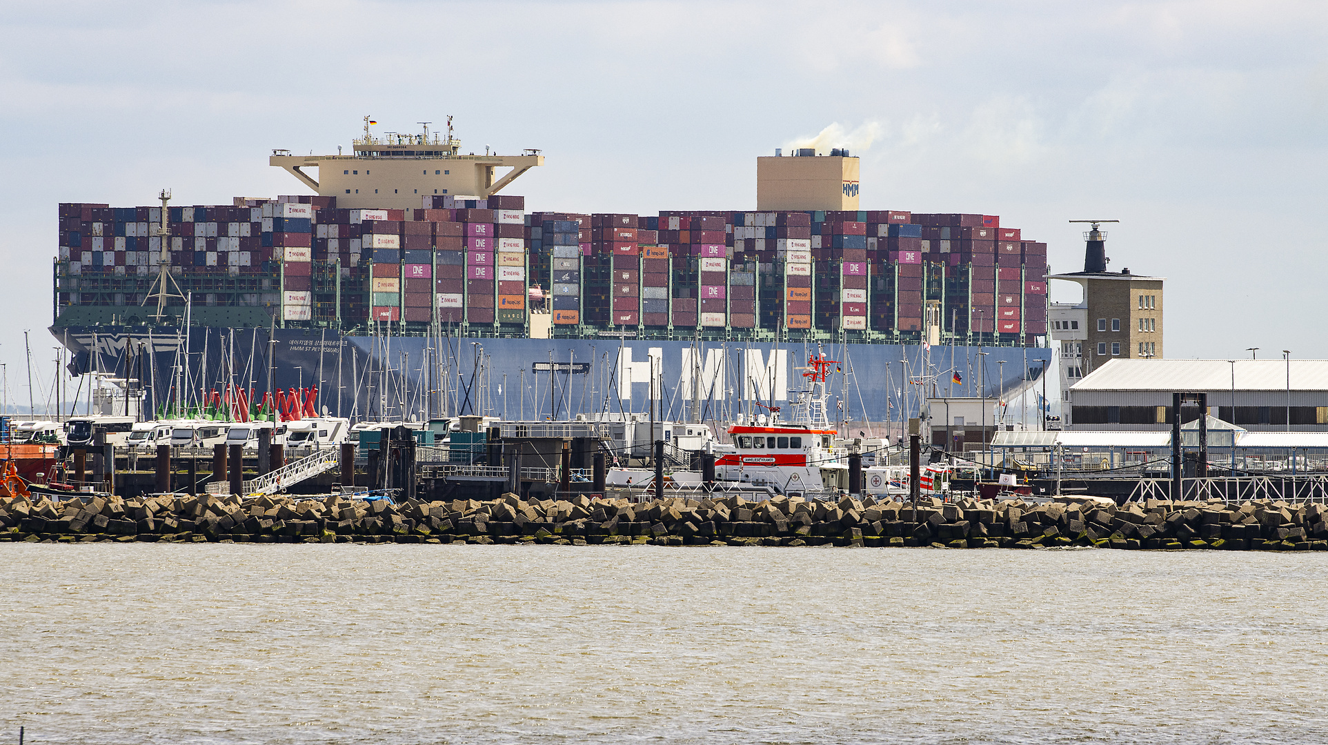 Ansichten von Cuxhaven Vom Strand auf die Elbe.