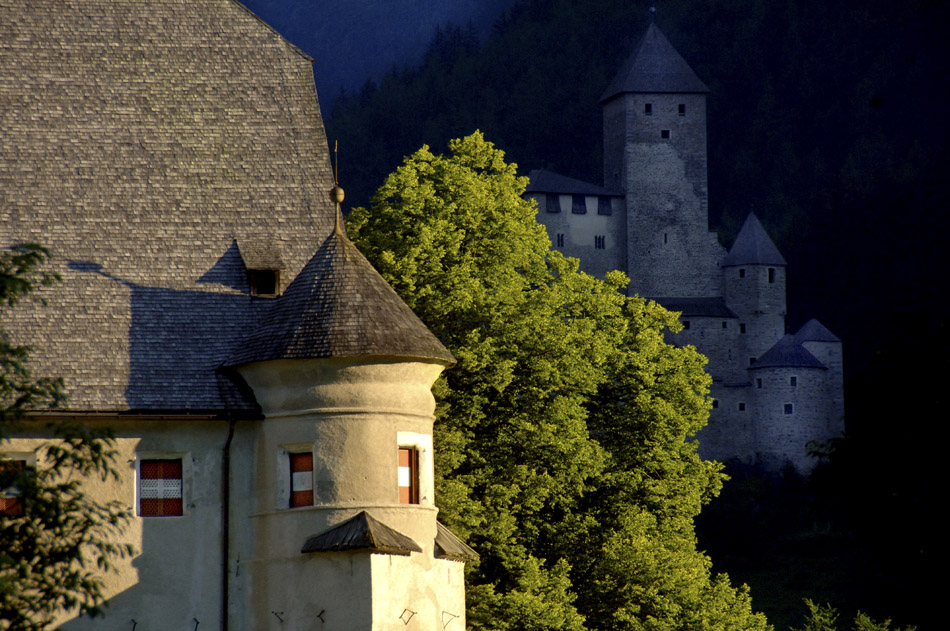 Ansitz Neumelans und Burg Taufers