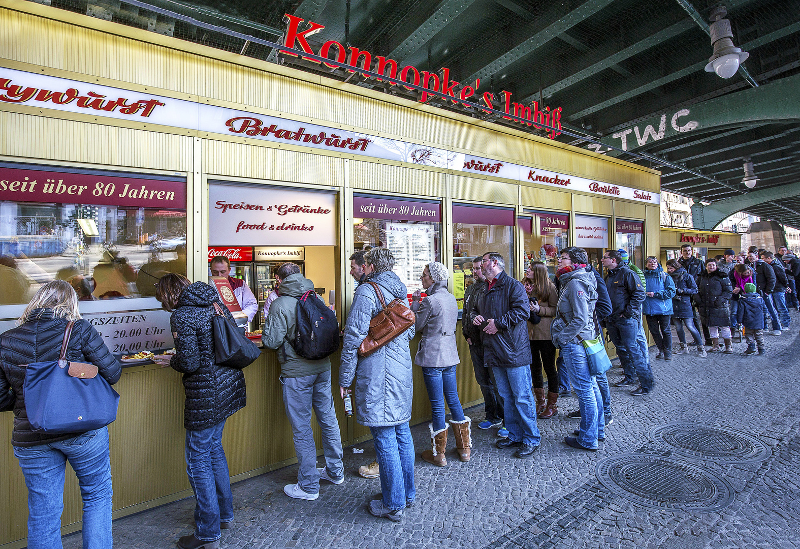 Anstehen für ne Currywurst bei Konnopke