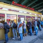 Anstehen für ne Currywurst bei Konnopke