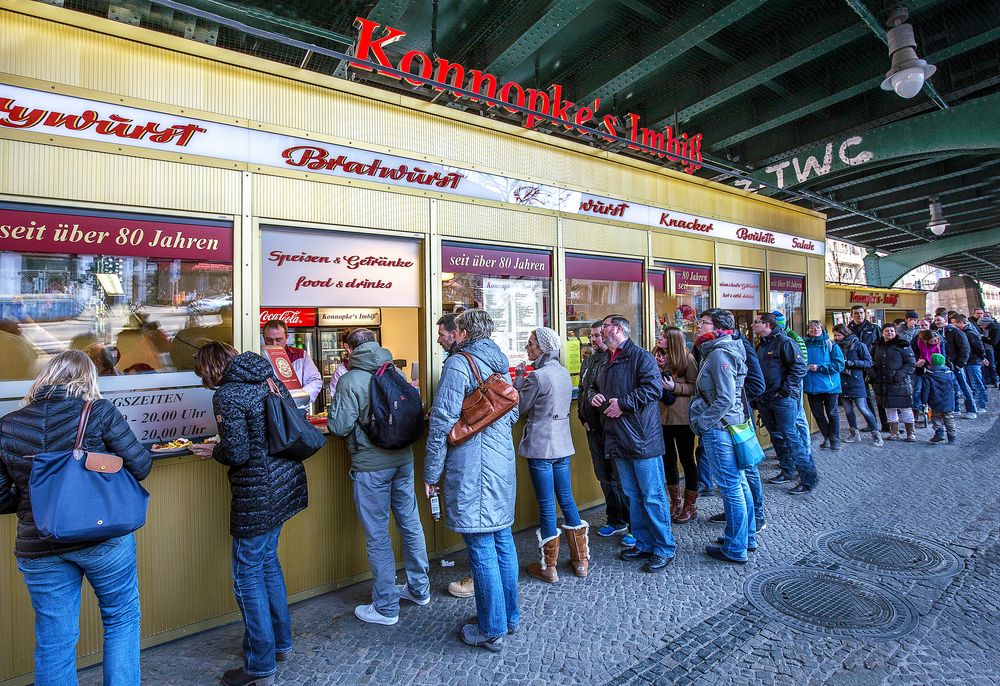 Anstehen für ne Currywurst bei Konnopke