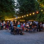 Anstehen im Biergarten zur Blauen Stunde