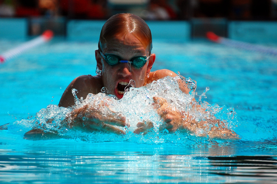 Anstrengung beim Brustschwimmen