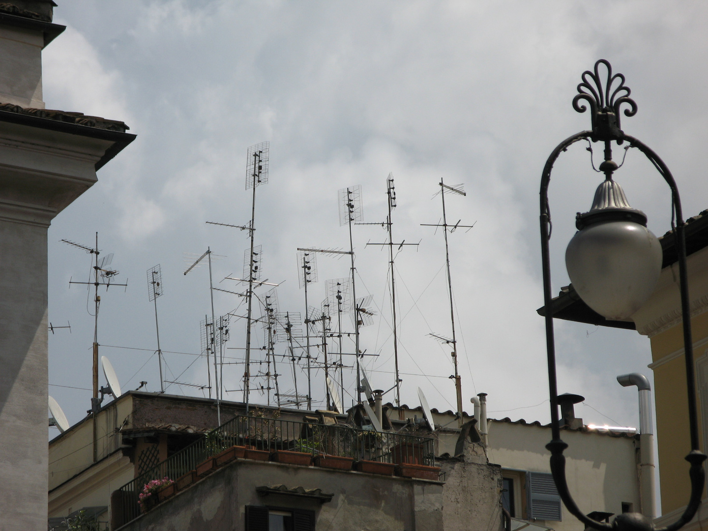 Antennenwald auf Roms Dächer