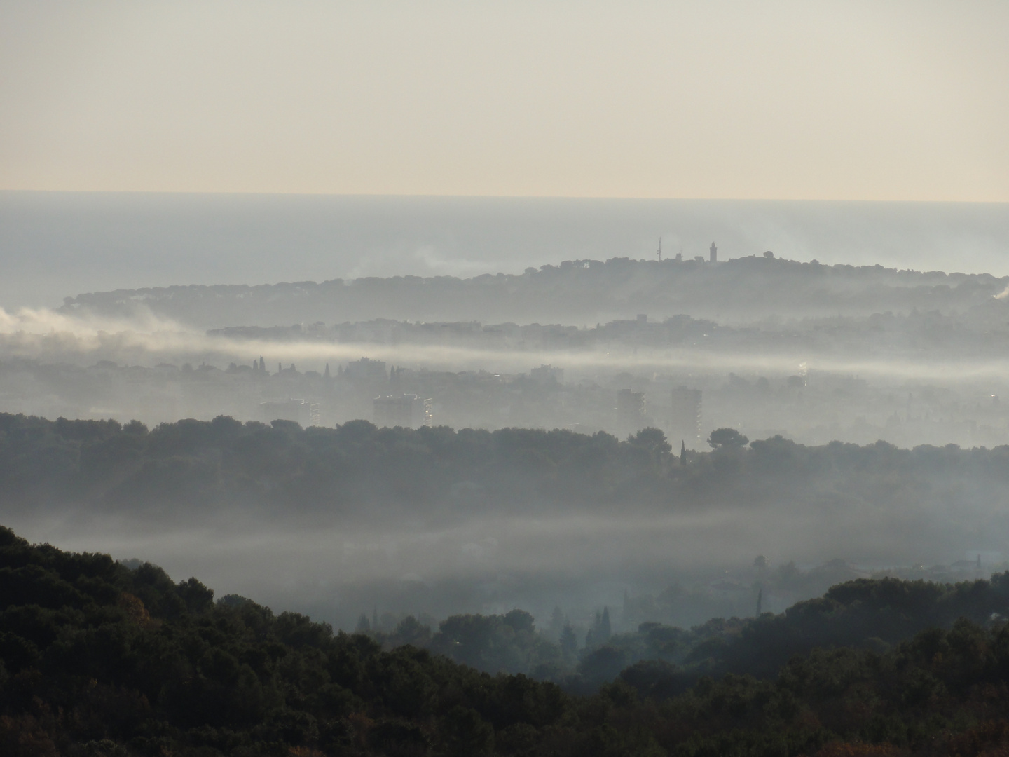 Antibes dans la brume