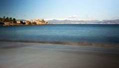 Antibes vu de la plage du ponteil