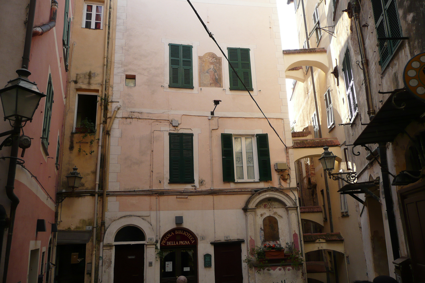 antiche case nei caruggi della citta alta di Sanremo