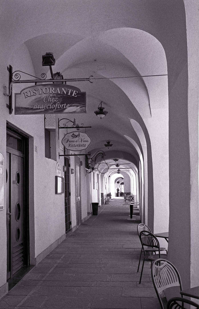 Antichi portici - Oneglia (liguria)