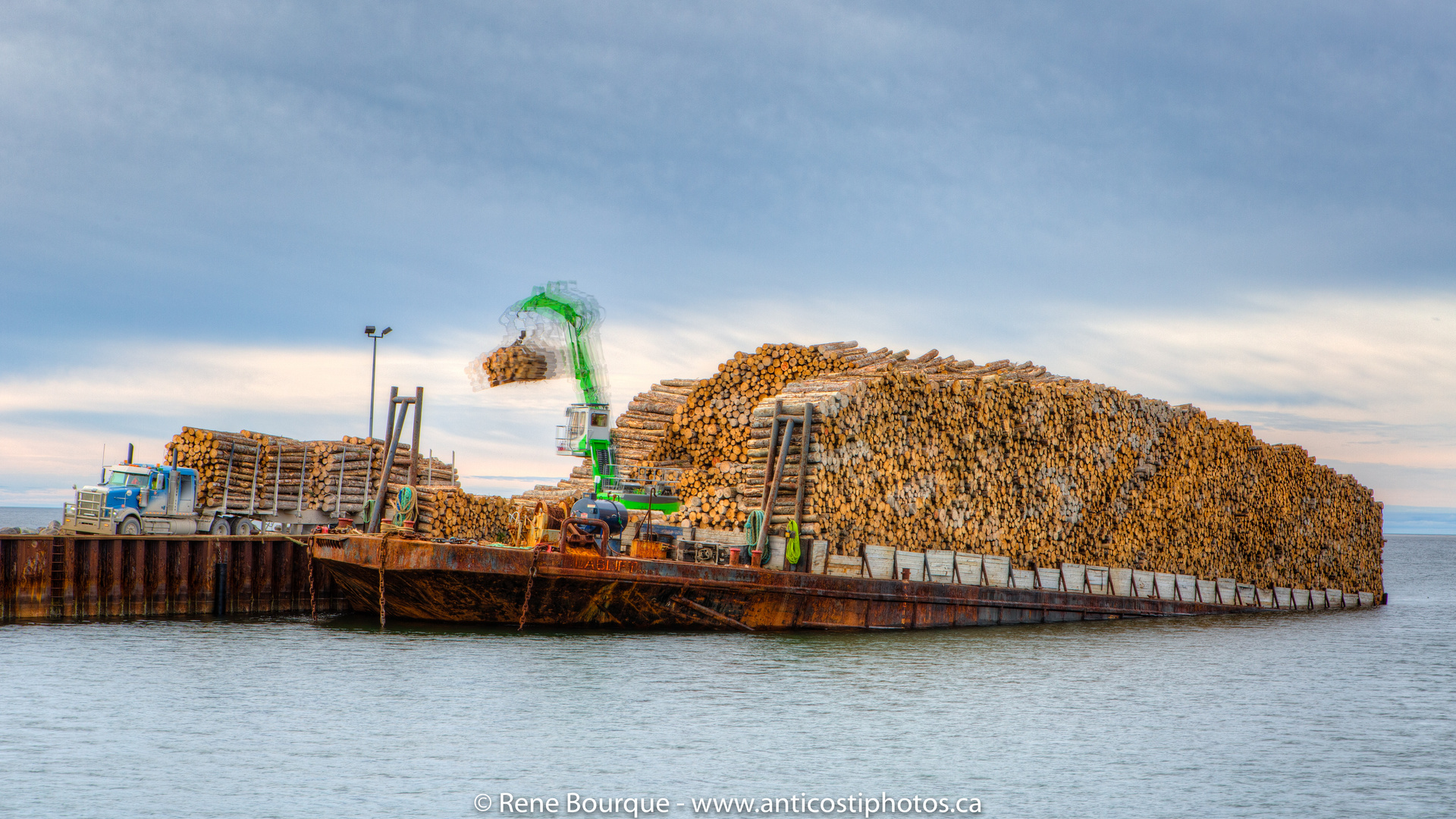 Anticosti, chargement d'une barge de bois