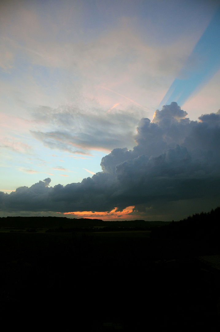 Anticrepuscular ray