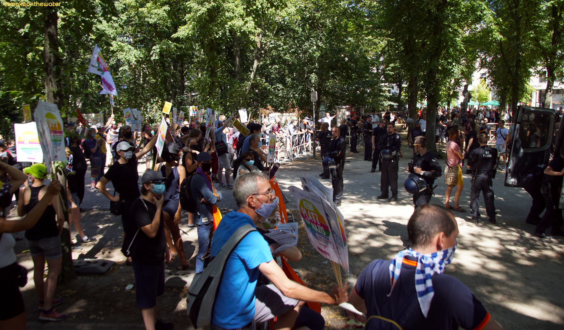 Antifa-Gegendemo "Aufstehen gegen Rassismus"