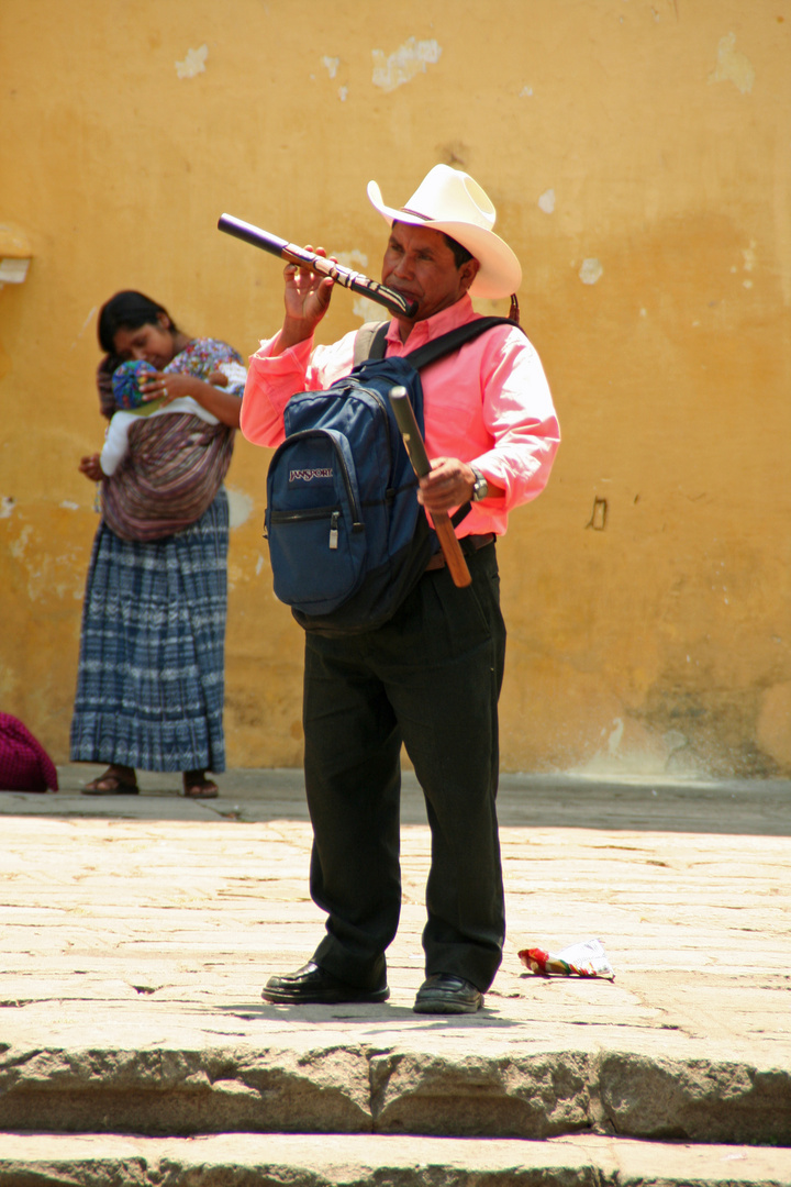 Antigua / Guatemala: Flötenverkäufer