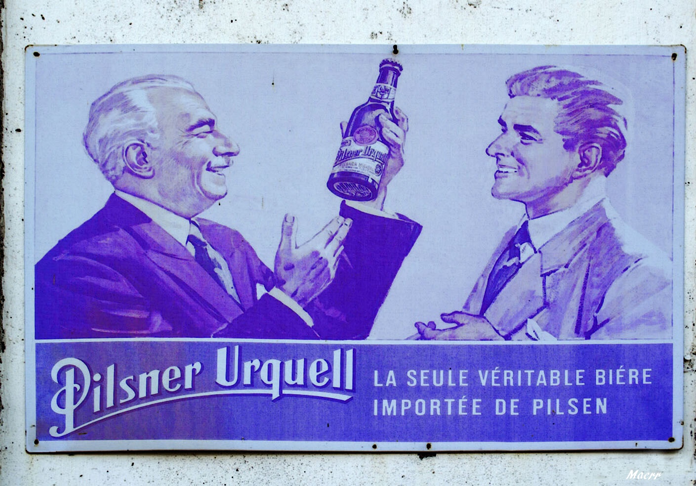 Antiguo cartel de latón en el exterior de la cervecería