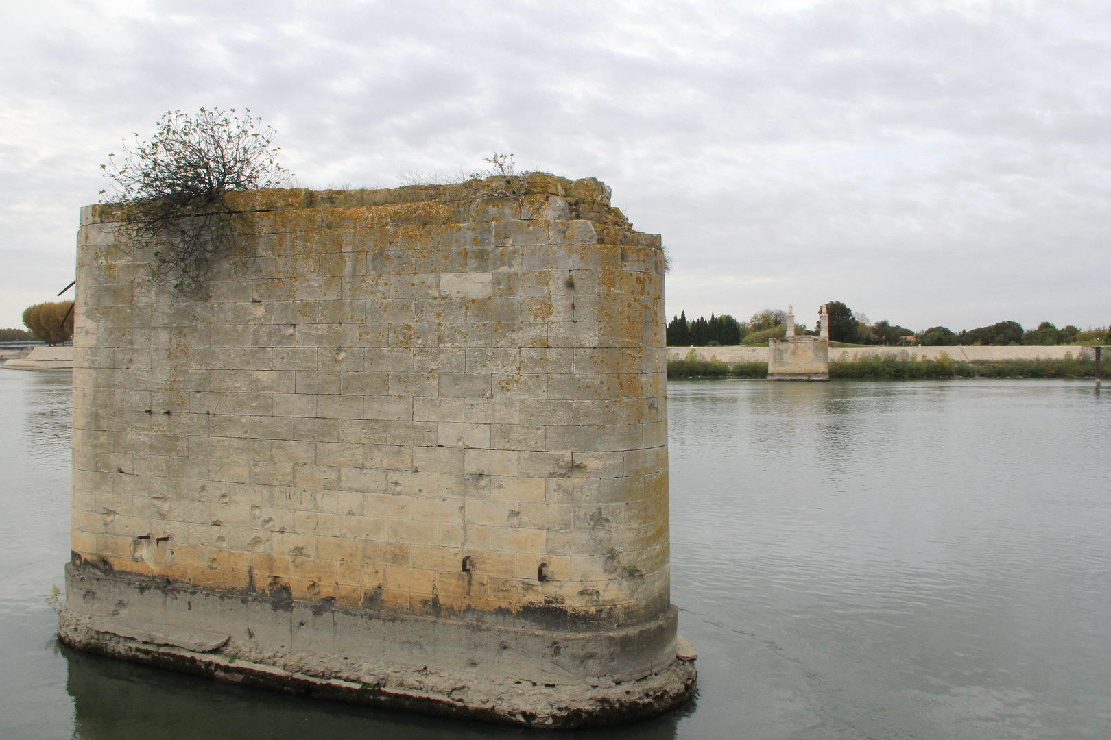 Antiker Brückenpfeiler in der Rhone 