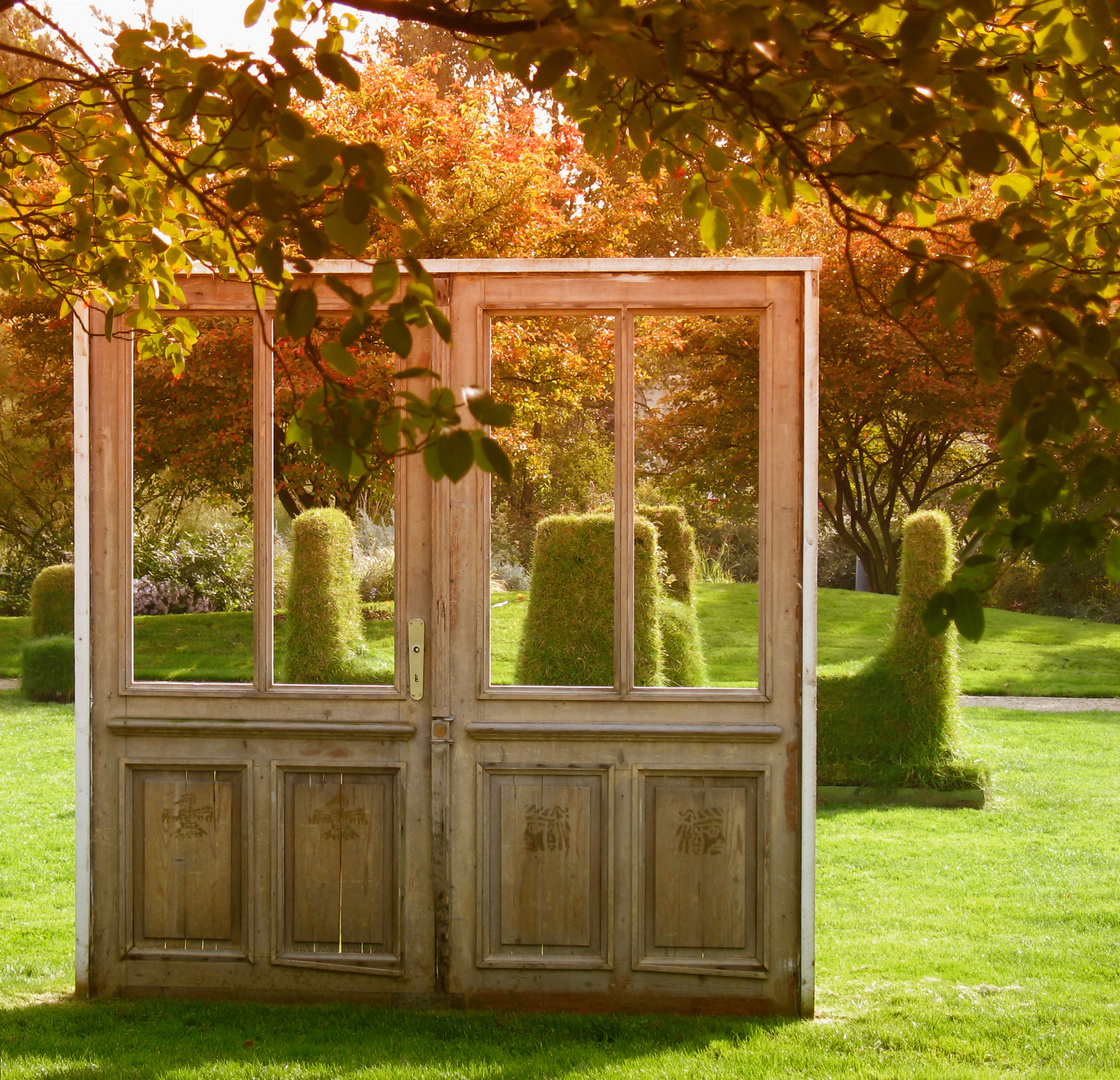 Antikes Tor im Park der Gärten