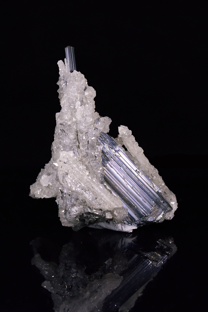 Antimonit überzogen mit Kristallen