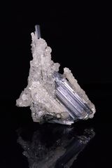 Antimonit überzogen mit Kristallen