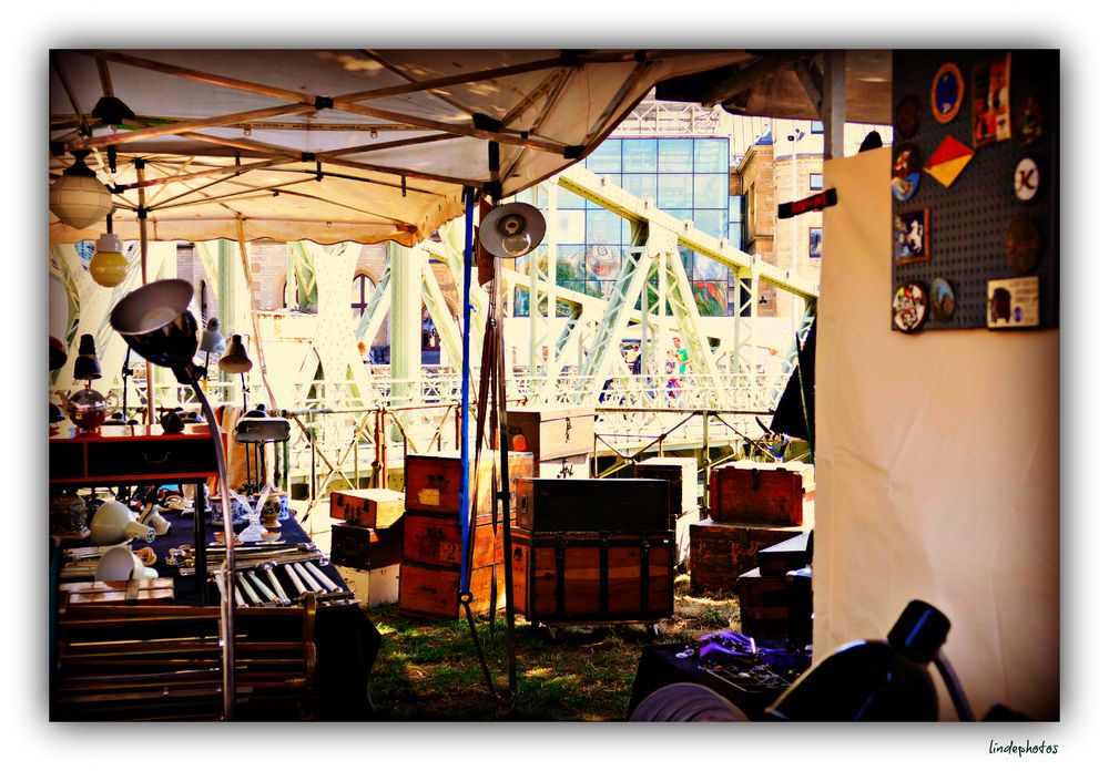 Antiques And The Swing Bridge Foto Bild Kunstfotografie