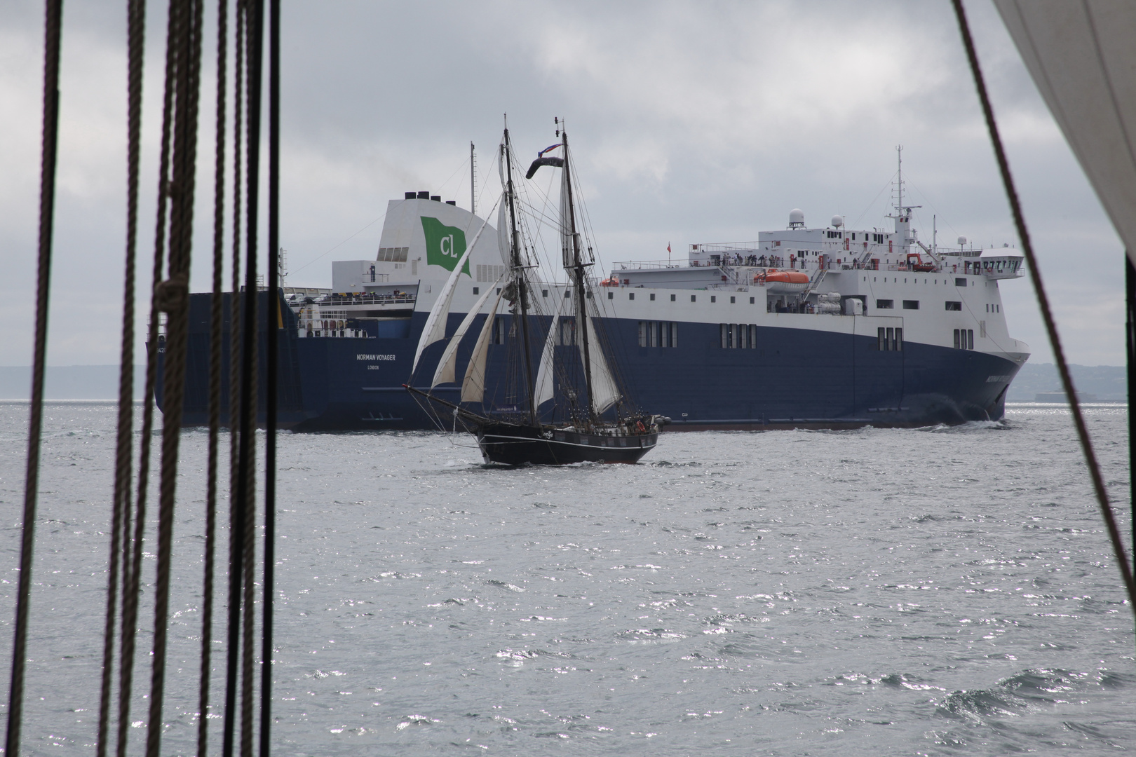 Antje vor Kanalfähre bei Cherbourg