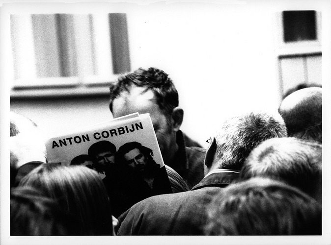 anton corbijn bei der eröffnung von "u2 & i" in c/o berlin