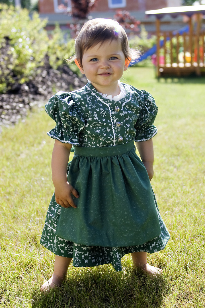 Antonia 1. Geburtstag in traditioneller Salzburger Tracht