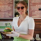 Antonia mit Brille + Burger