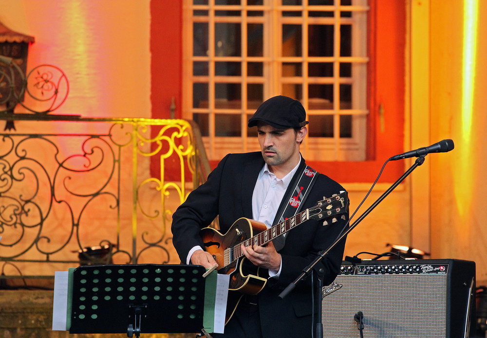 Antonio Banderas an der Gitarre