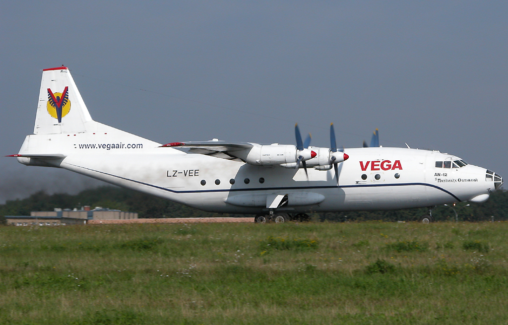 Antonov 12 der Vega Air