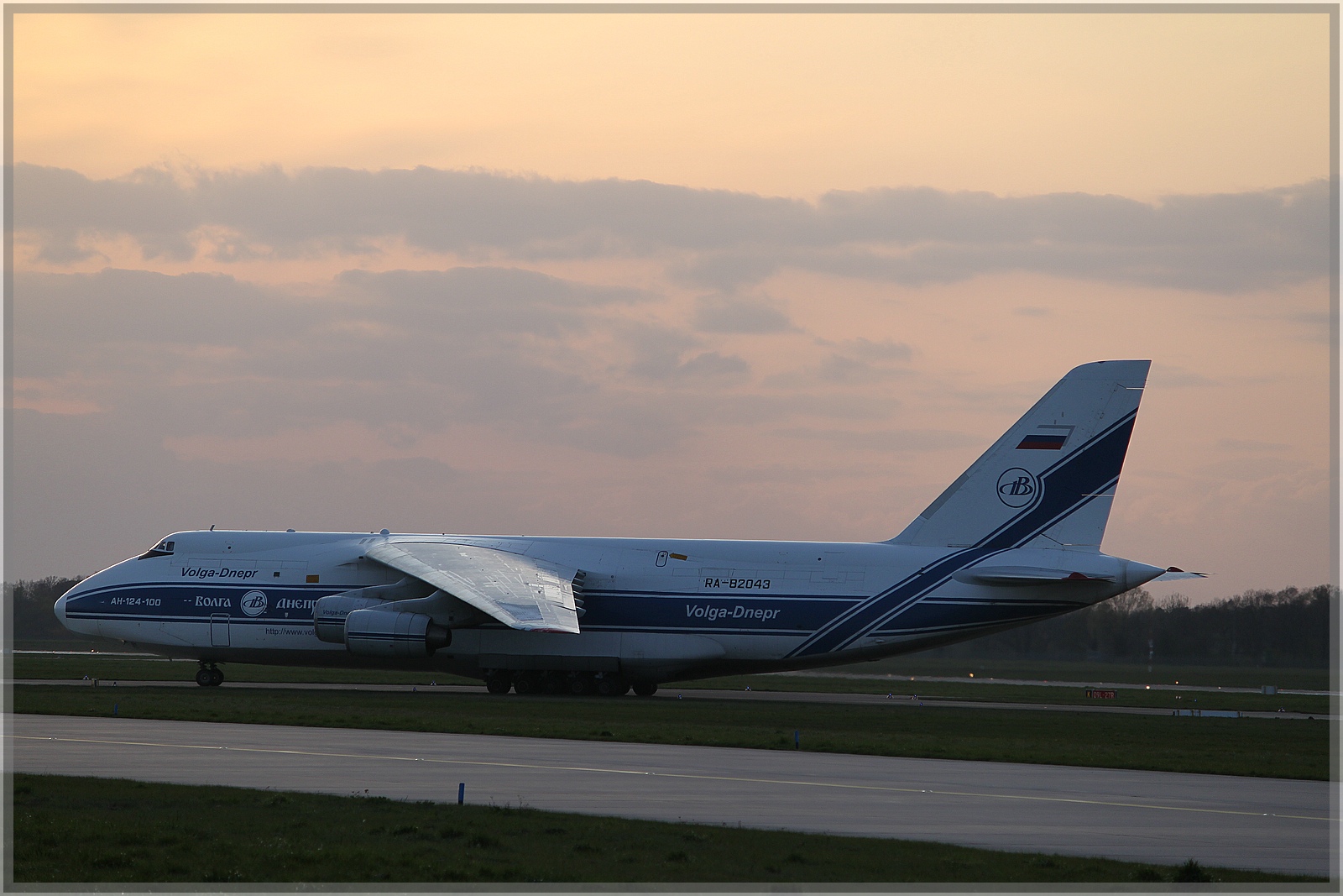 Antonov 124-100 in Hannover (an der Landebahn)