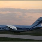 Antonov 124-100 in Hannover (an der Landebahn)