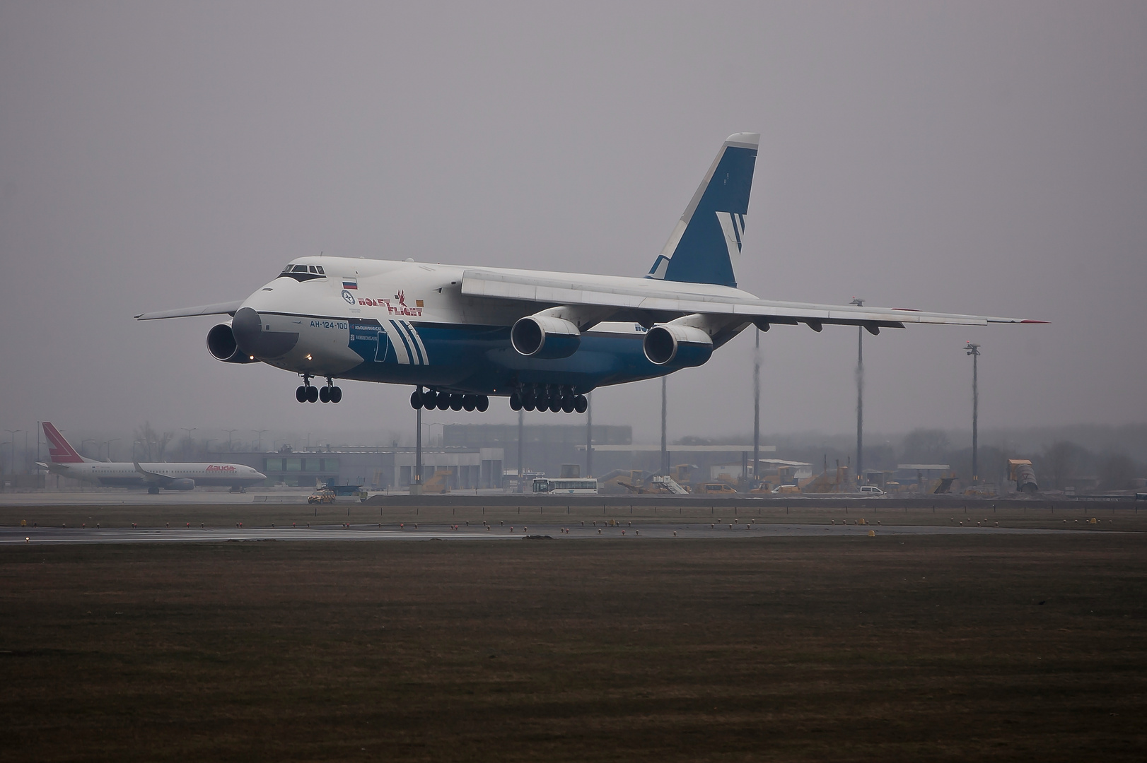 Antonov 124-100 Polet...