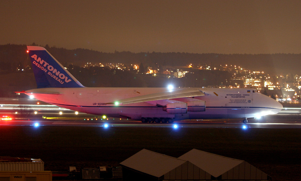 Antonov 124 auf der RWY 16