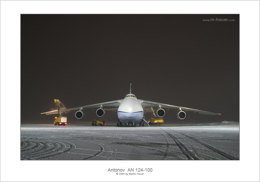 Antonov AN 124-100 beim enteisen...