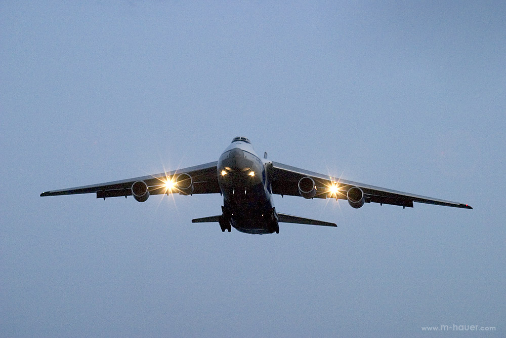 Antonov AN 124-100 im Anflug...