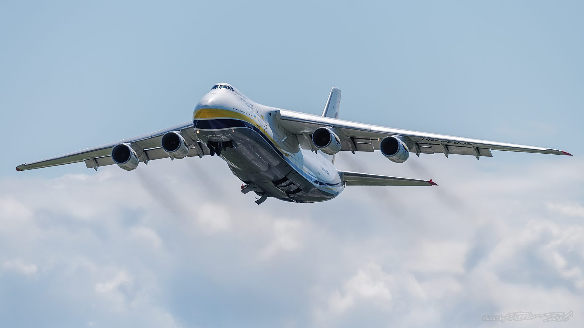 Antonov AN-124-100M-150 Takoff