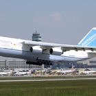 Antonov An-124 beim Start in Wien