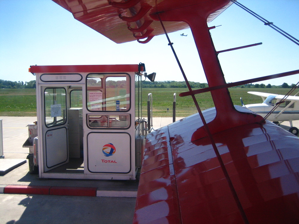 Antonov AN-2 an der Tanke