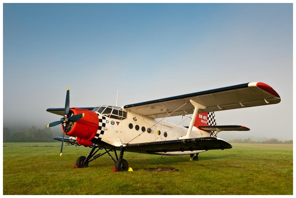 Antonov AN-2 mit noch schlafendem Pilot