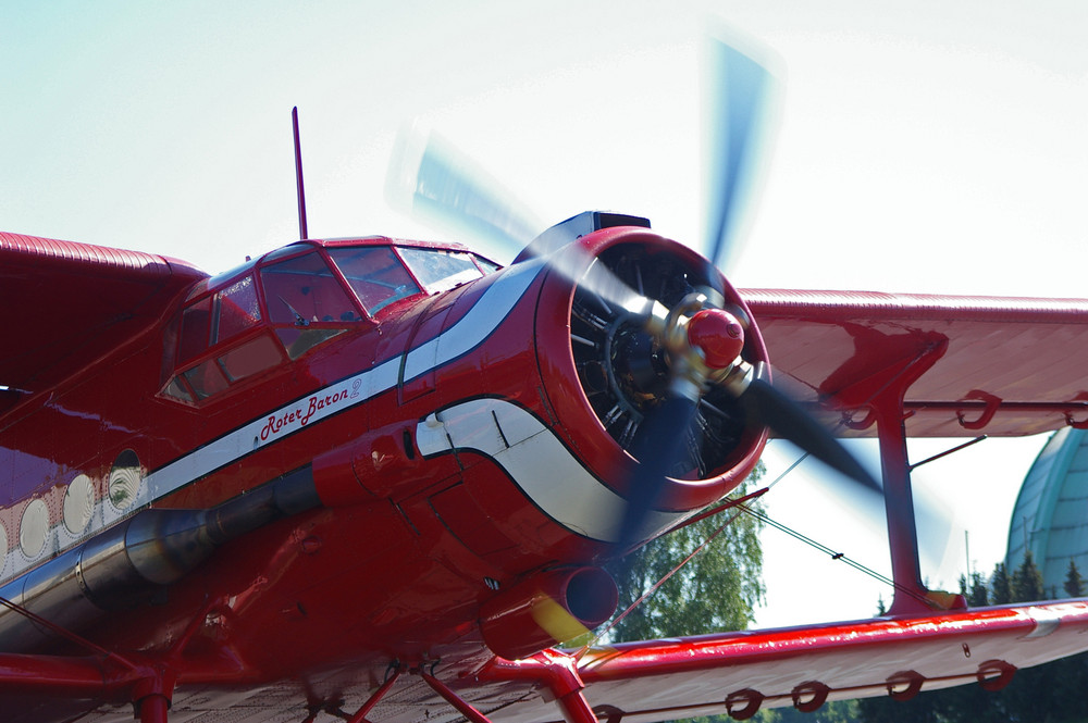 Antonov AN-2 rollt zum Start (2)