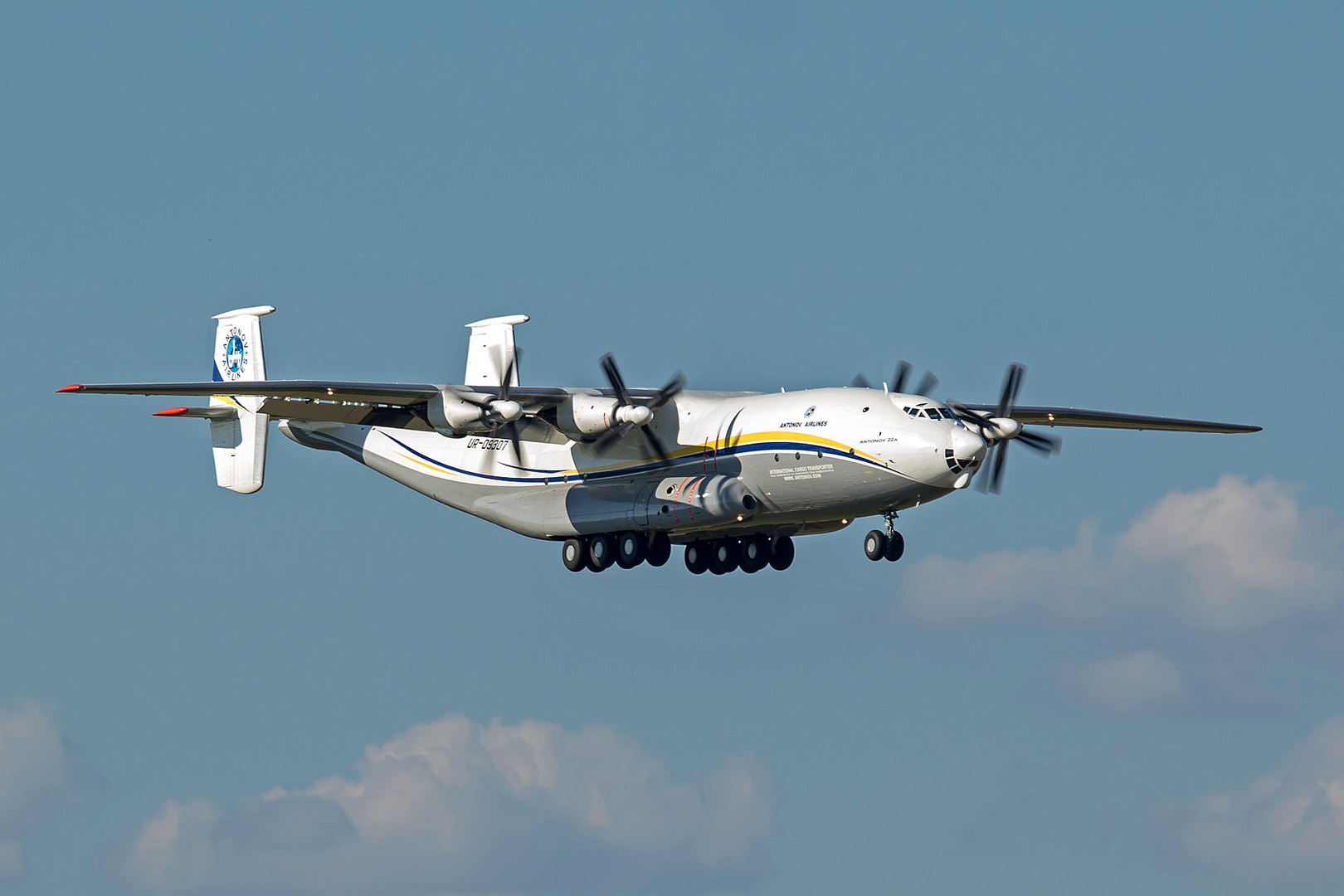 Antonov An22 Antei, UR09307, Final Approach ZRH Foto & Bild