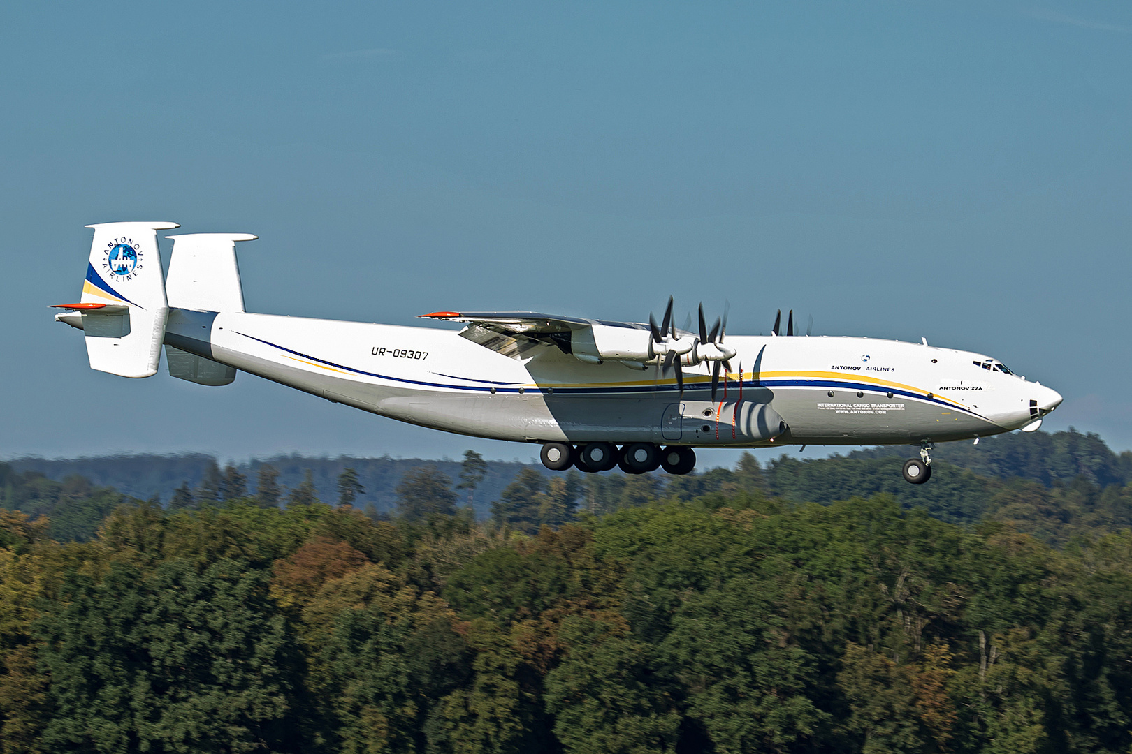 Antonov An-22, UR-09307, Landing in ZRH, 08.09.16