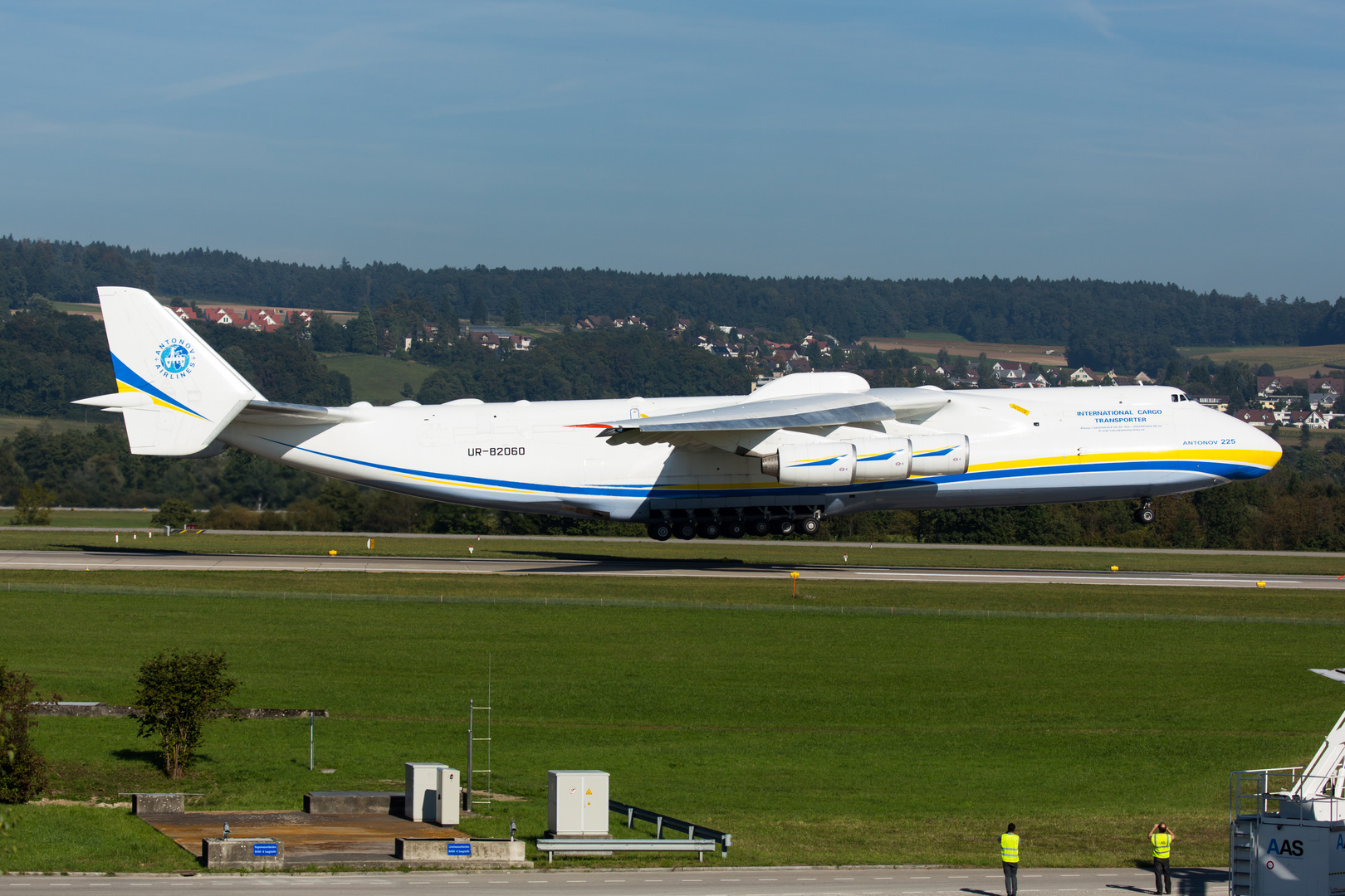 Antonov An-225 bei Landung in ZRH auf Piste 16