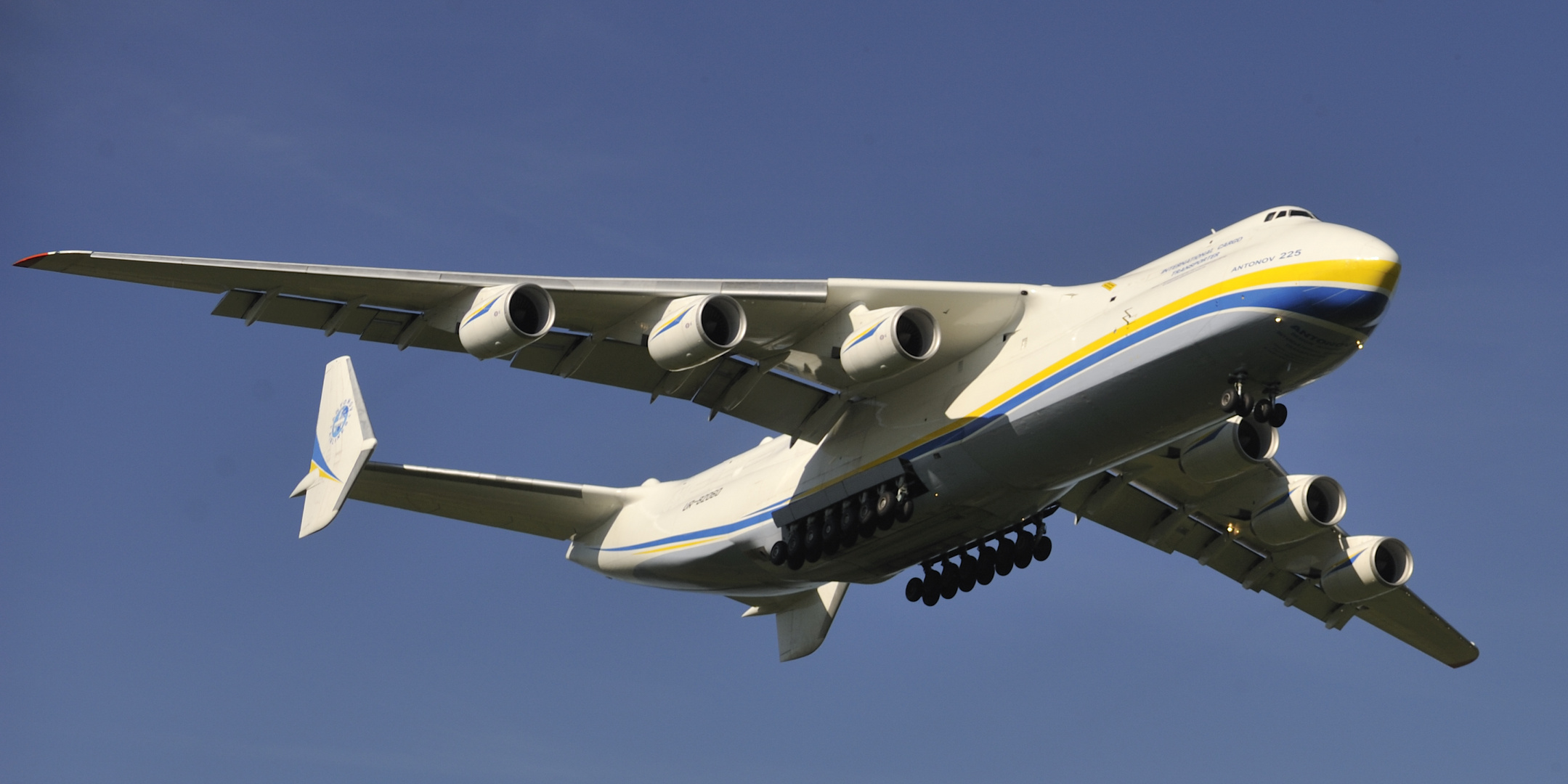 Antonov An-225 im Landeanflug