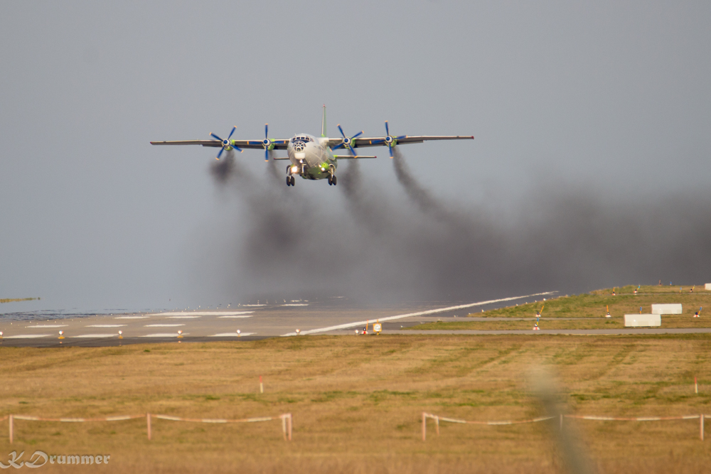 Antonov AN12 Start in Leipzig mit imposanter "Schleppe"