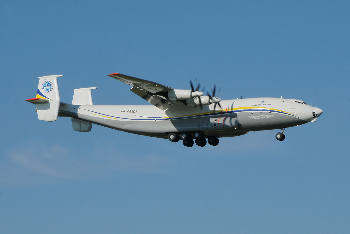 Antonov Design Bureau Antonov AN22 Antei UR09307 Foto & Bild verkehr