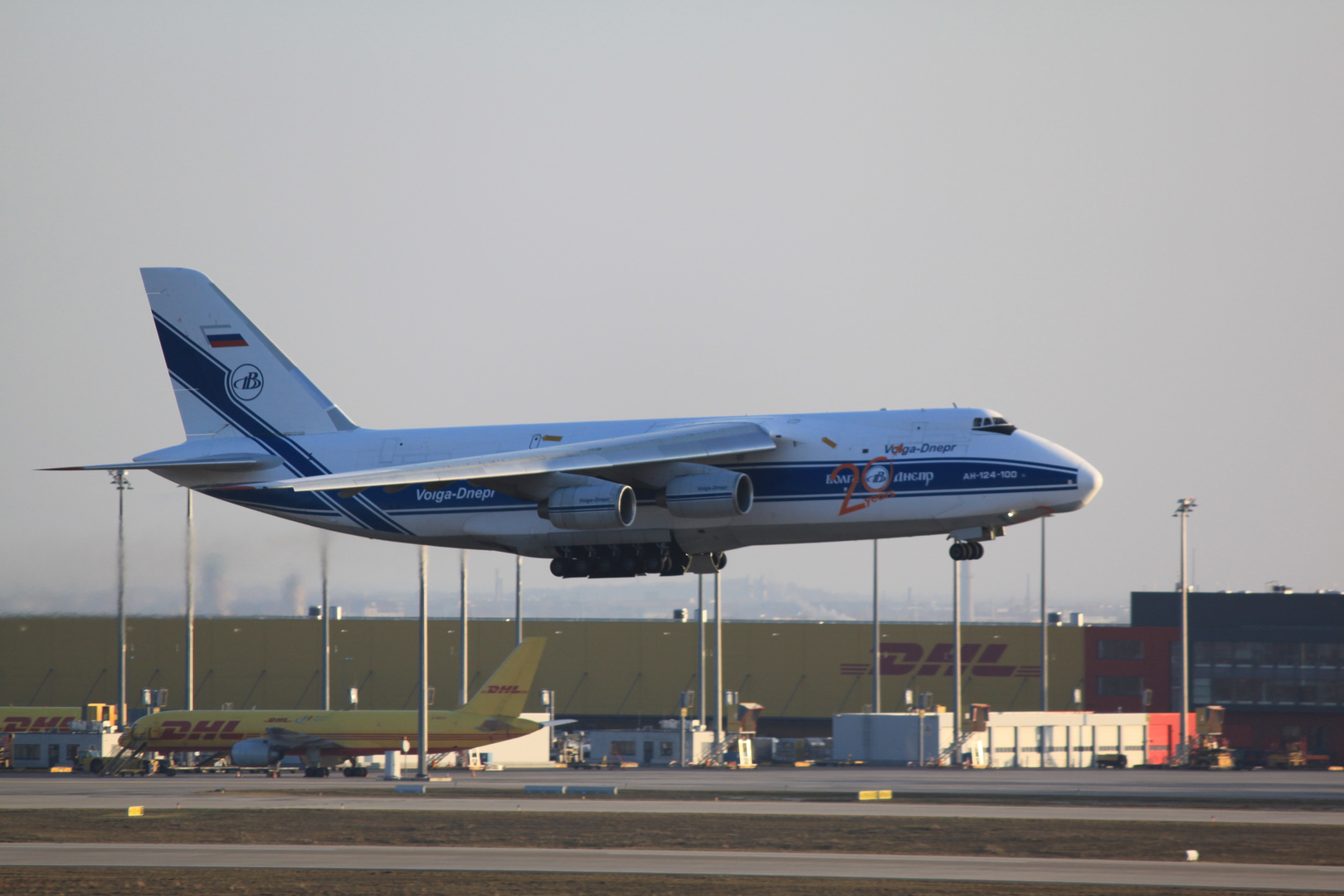 Antonow AN-124-100 im Steigflug