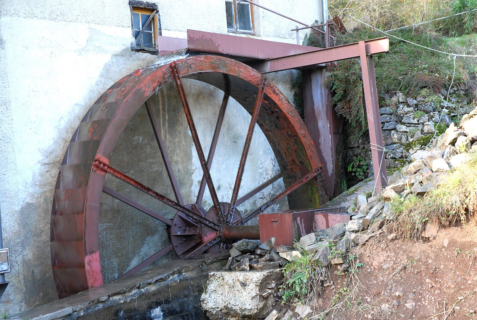 Antrieb der Obermühle durch ein oberschlägiges Wasserrad